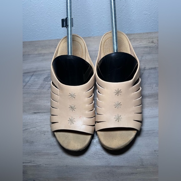 Dansko Women's Tilly Leather Beige Clog Sandals Wooded Heel Slip Ons,Size US 7 - Picture 3 of 12